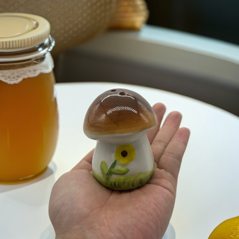 Mushroom Salt and Pepper Shakers, 2-Piece Ceramic Spice Jars, Cute Kitchen Decor, Novelty Gift for Christmas, Housewarming