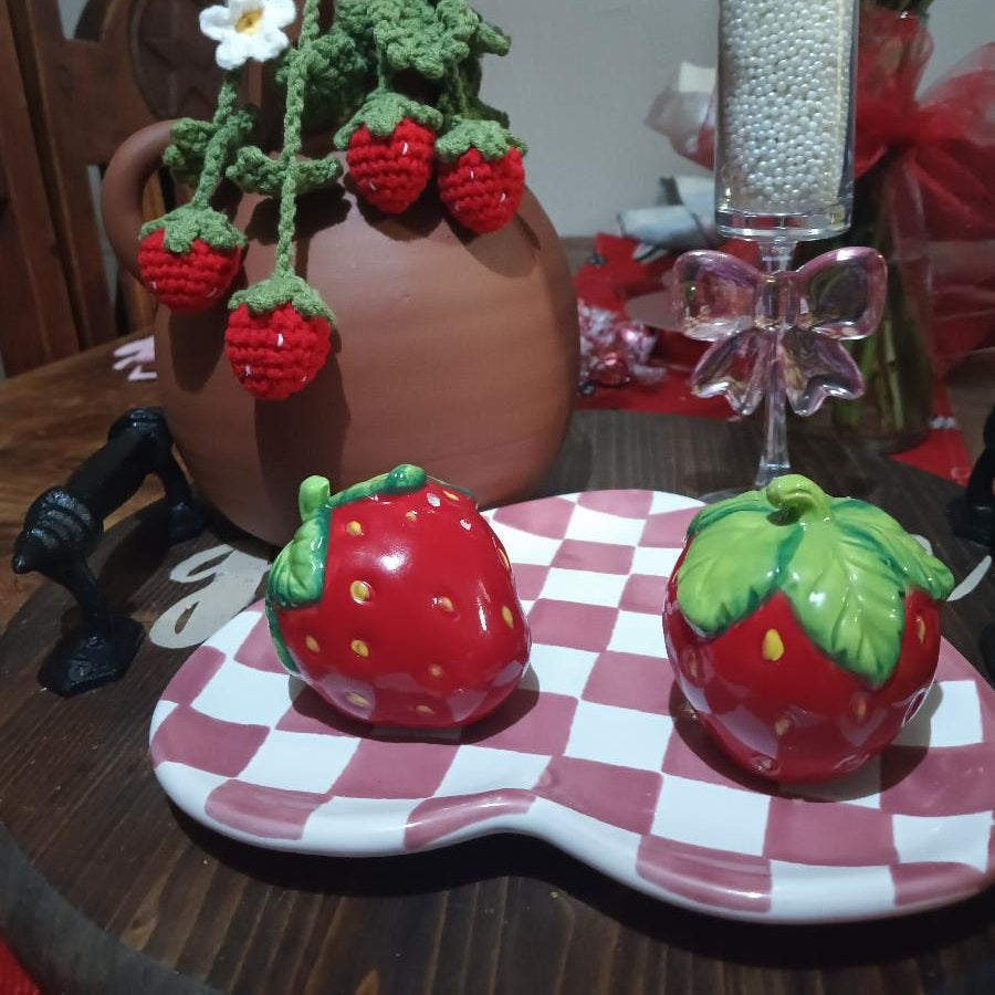 Strawberry Salt and Pepper Shakers, 2-Piece Ceramic Spice Jars, Cute Kitchen Decor, Novelty Gift for Christmas, Housewarming