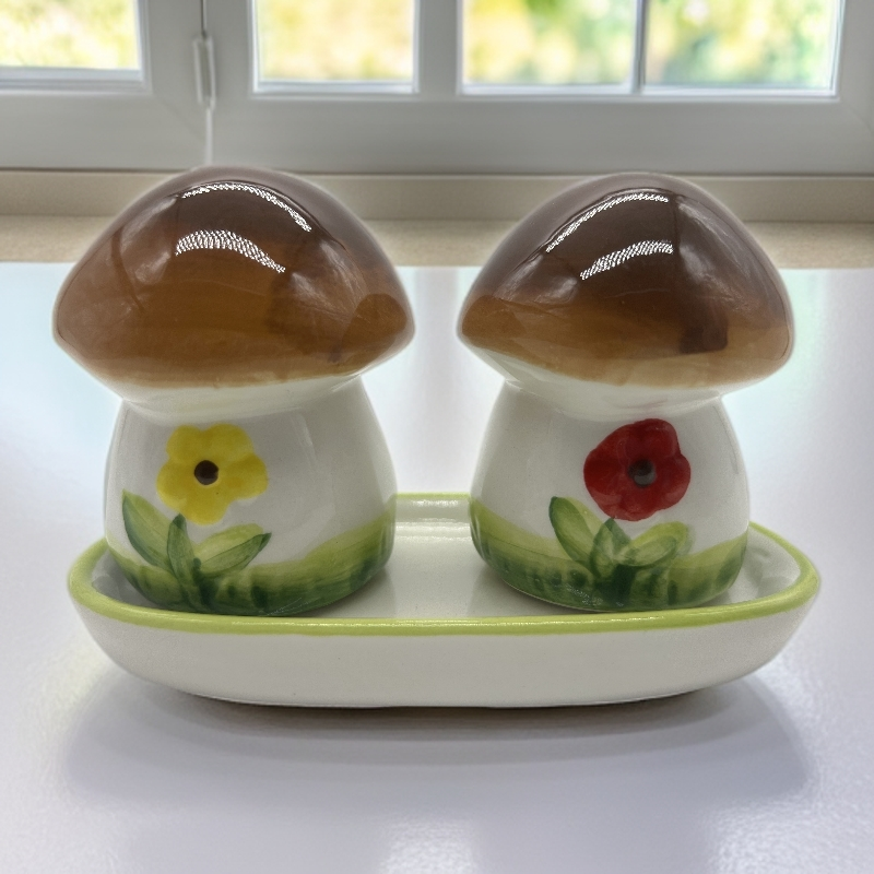 Mushroom Salt and Pepper Shakers, 2-Piece Ceramic Spice Jars, Cute Kitchen Decor, Novelty Gift for Christmas, Housewarming