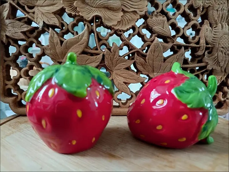 Strawberry Salt and Pepper Shakers, 2-Piece Ceramic Spice Jars, Cute Kitchen Decor, Novelty Gift for Christmas, Housewarming