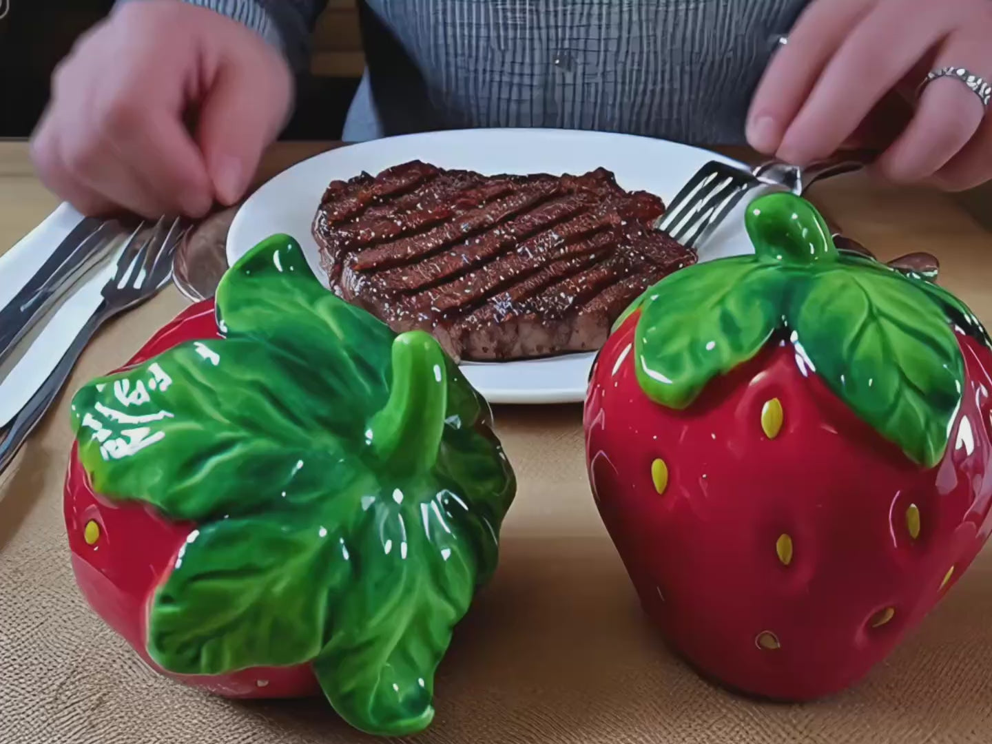 Strawberry Salt and Pepper Shakers, 2-Piece Ceramic Spice Jars, Cute Kitchen Decor, Novelty Gift for Christmas, Housewarming